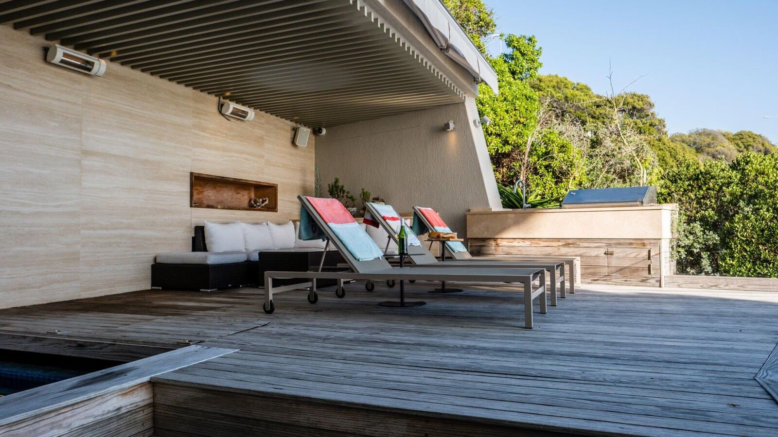 3 Bedroom Apartment To Let in Clifton — 3