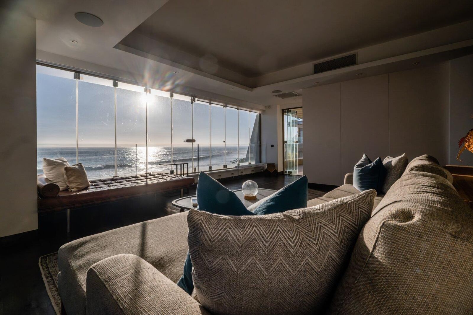 3 Bedroom Apartment To Let in Clifton — 10
