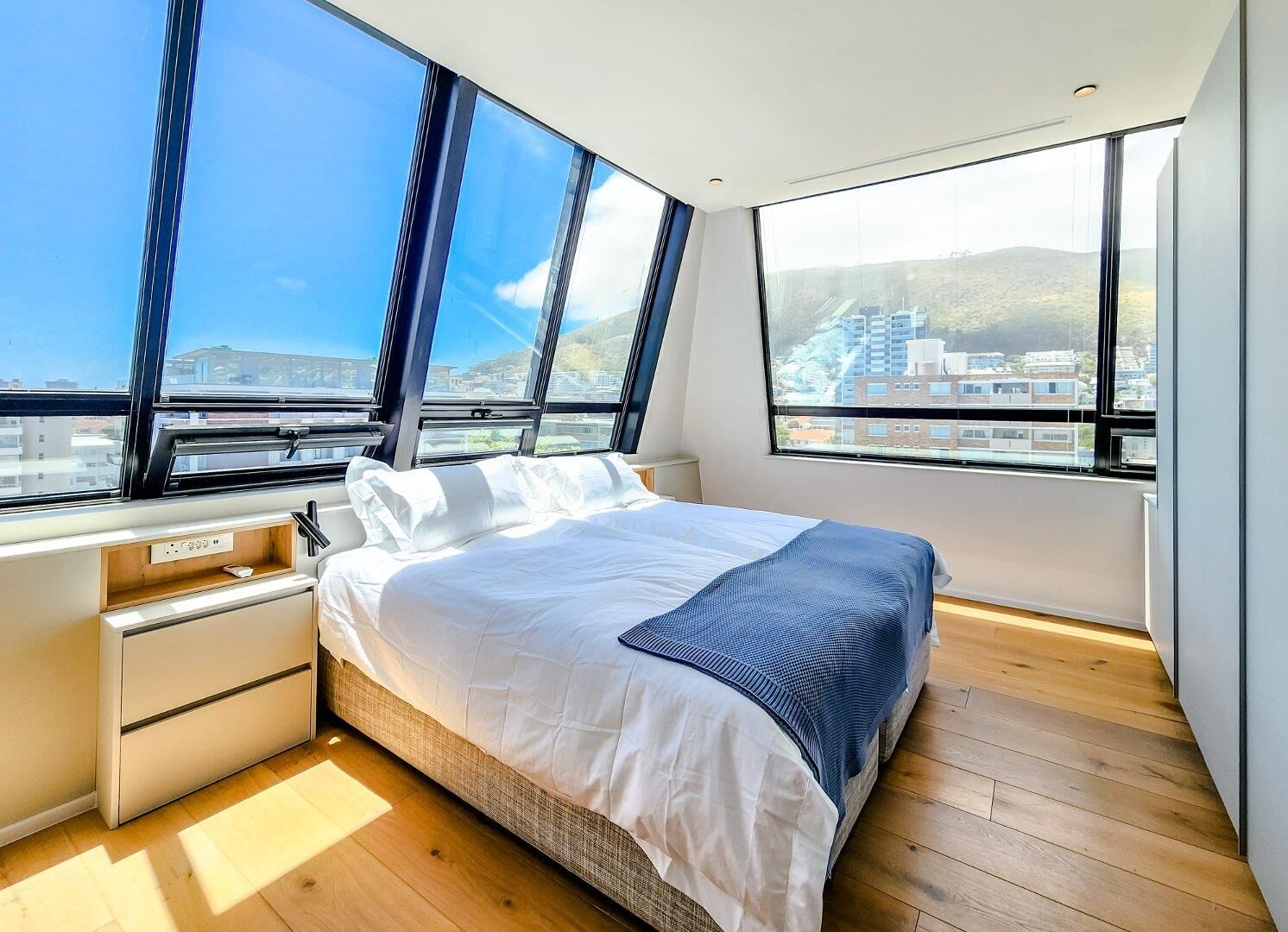 5 Bedroom Apartment For Sale in Sea Point — 9
