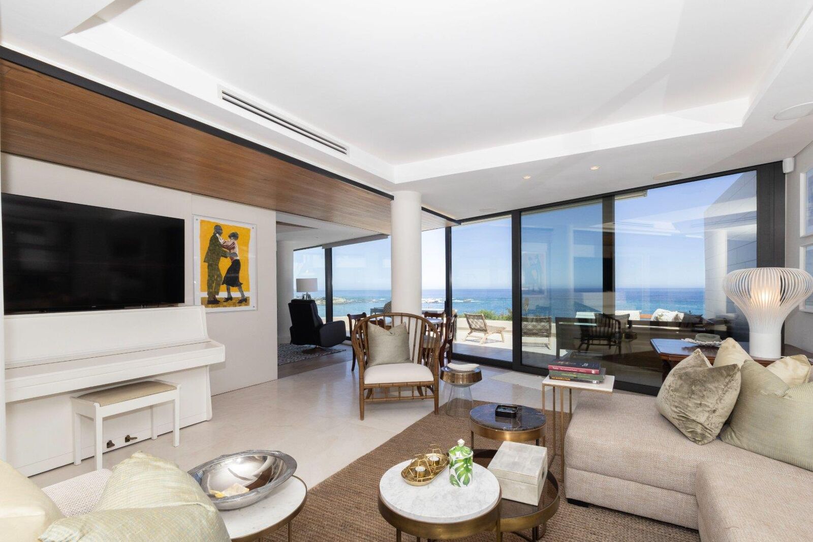 3 Bedroom Apartment To Let in Clifton — 3