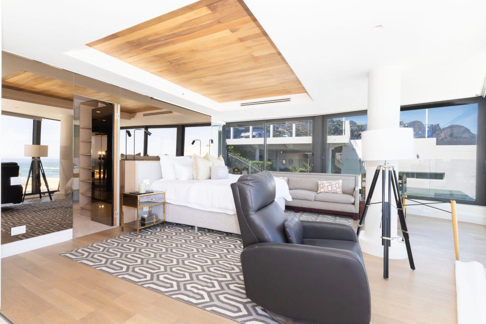 3 Bedroom Apartment To Let in Clifton — 4