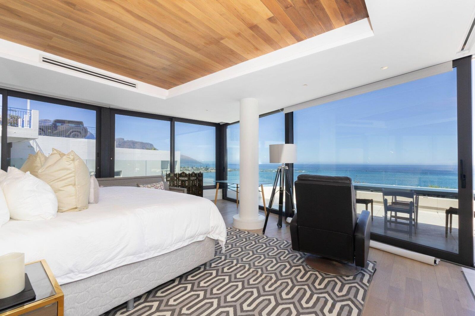 3 Bedroom Apartment To Let in Clifton — 6