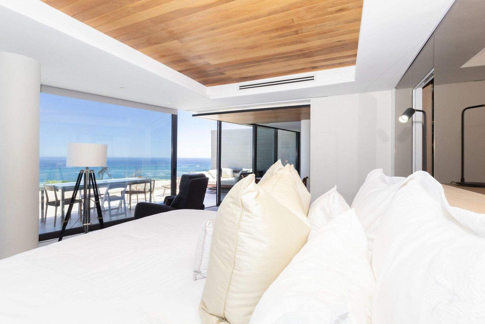 3 Bedroom Apartment To Let in Clifton — 12