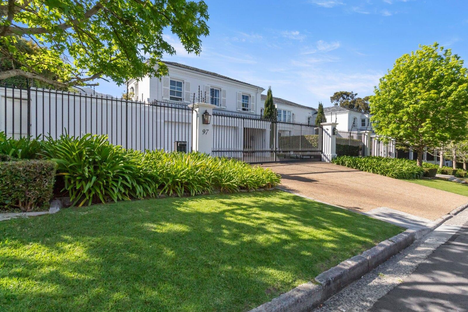 8 Bedroom House For Sale in Constantia