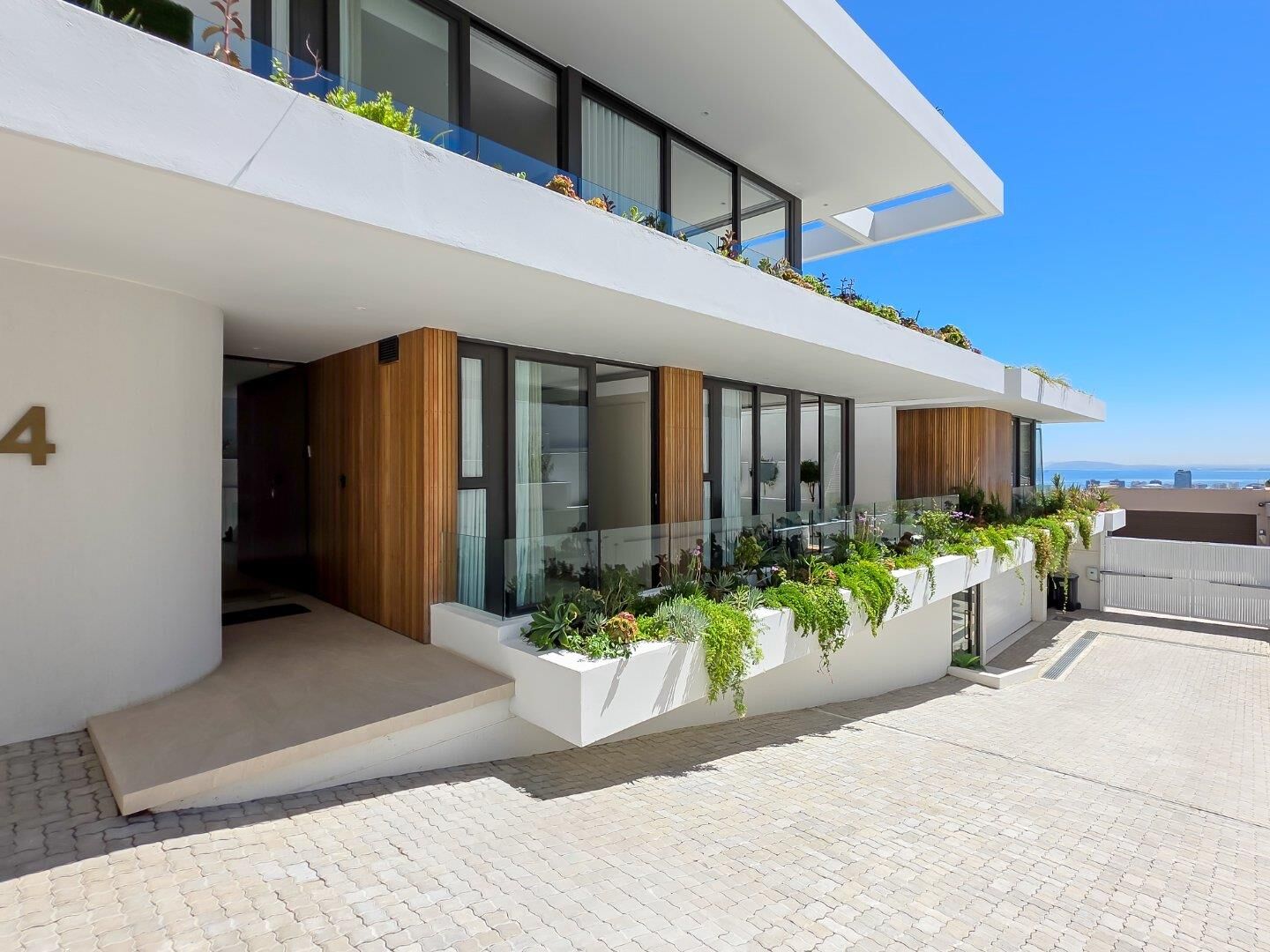 4 Bedroom House For Sale in Fresnaye