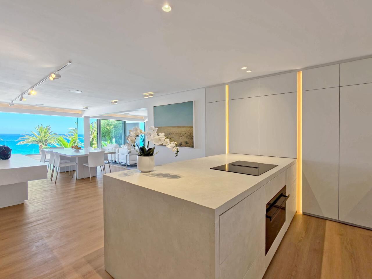 3 Bedroom Apartment To Let in Clifton — 3