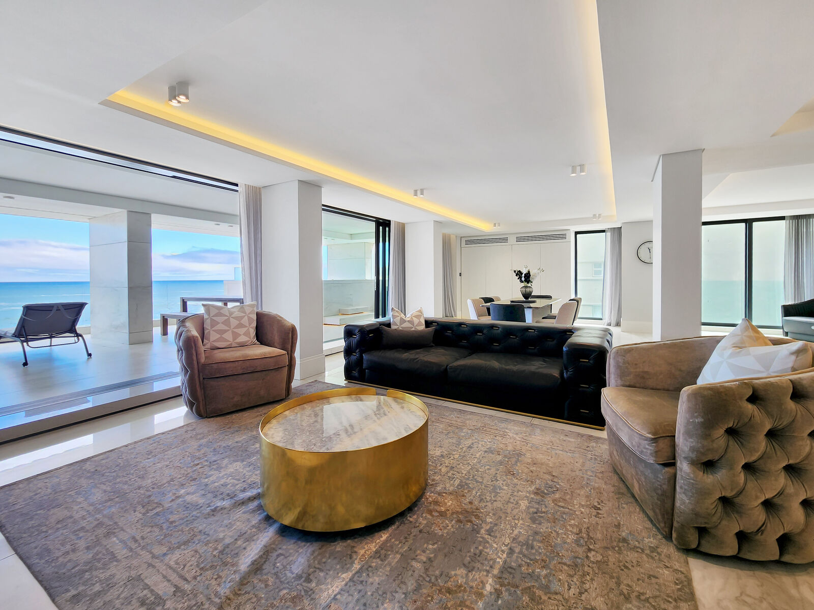 5 Bedroom Apartment For Sale in Bantry Bay — 4