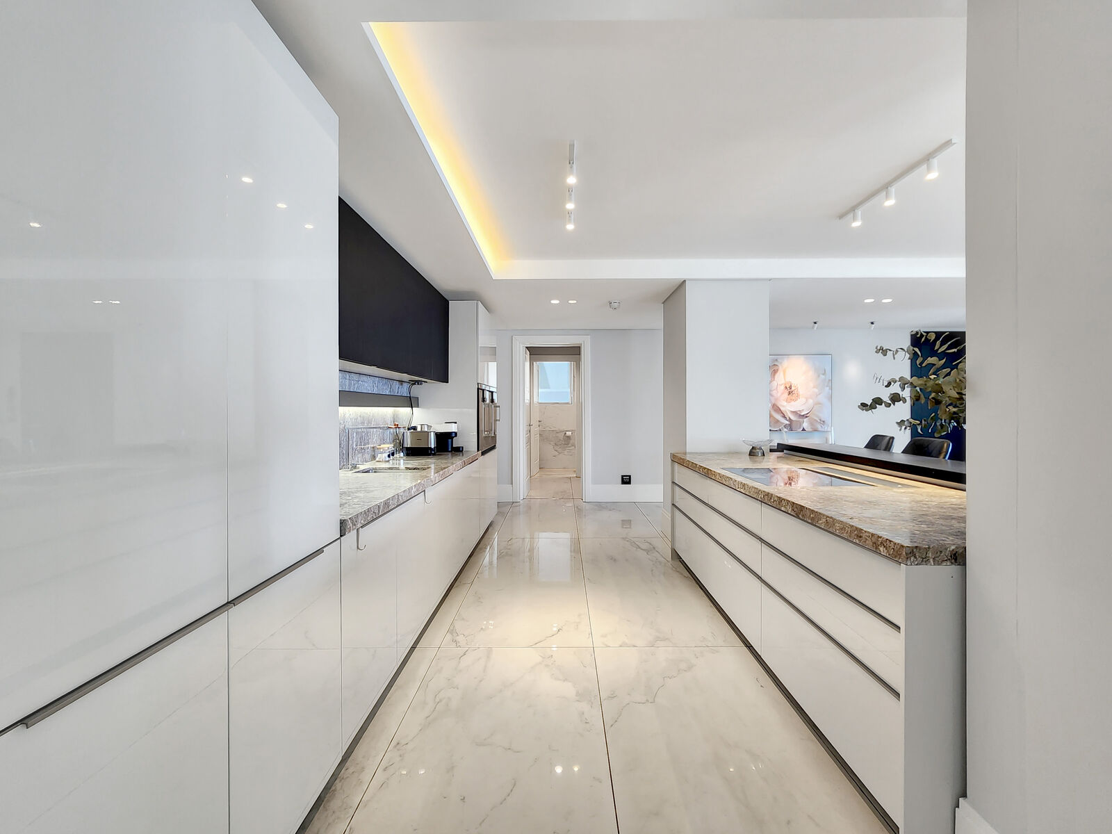 5 Bedroom Apartment For Sale in Bantry Bay — 12