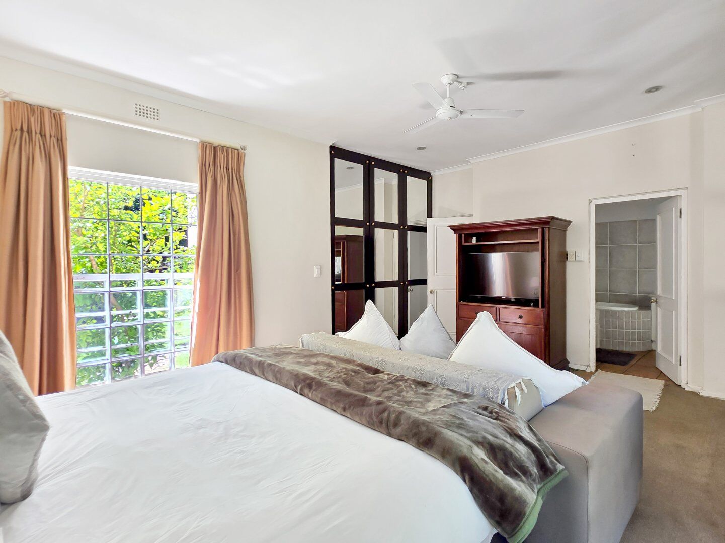 6 Bedroom House For Sale in Hout Bay Central