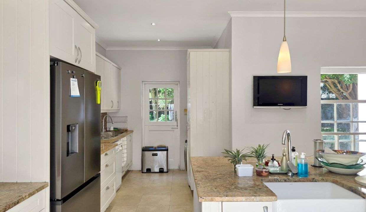 6 Bedroom House For Sale in Hout Bay Central — 3