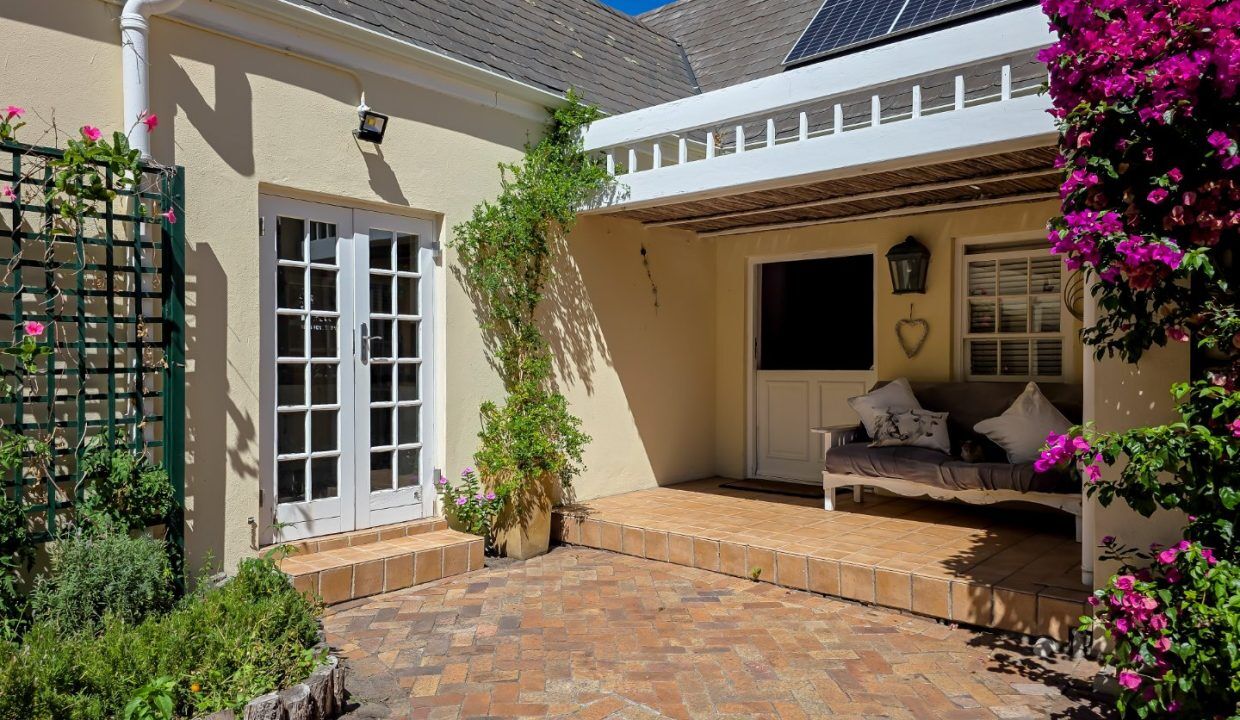 6 Bedroom House For Sale in Hout Bay Central — 10