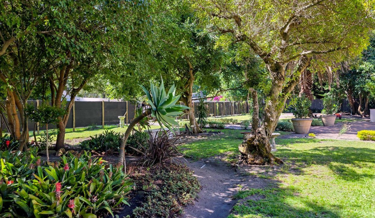 6 Bedroom House For Sale in Hout Bay Central — 11