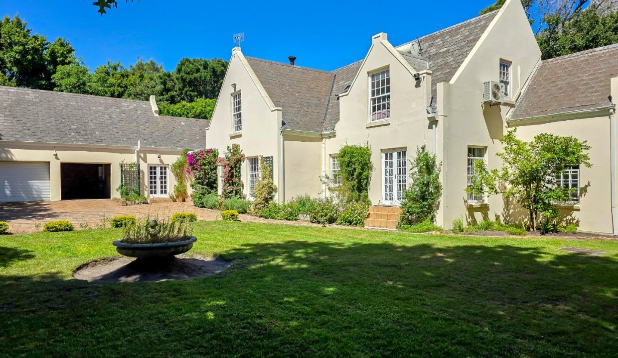 6 Bedroom House For Sale in Hout Bay Central — 12