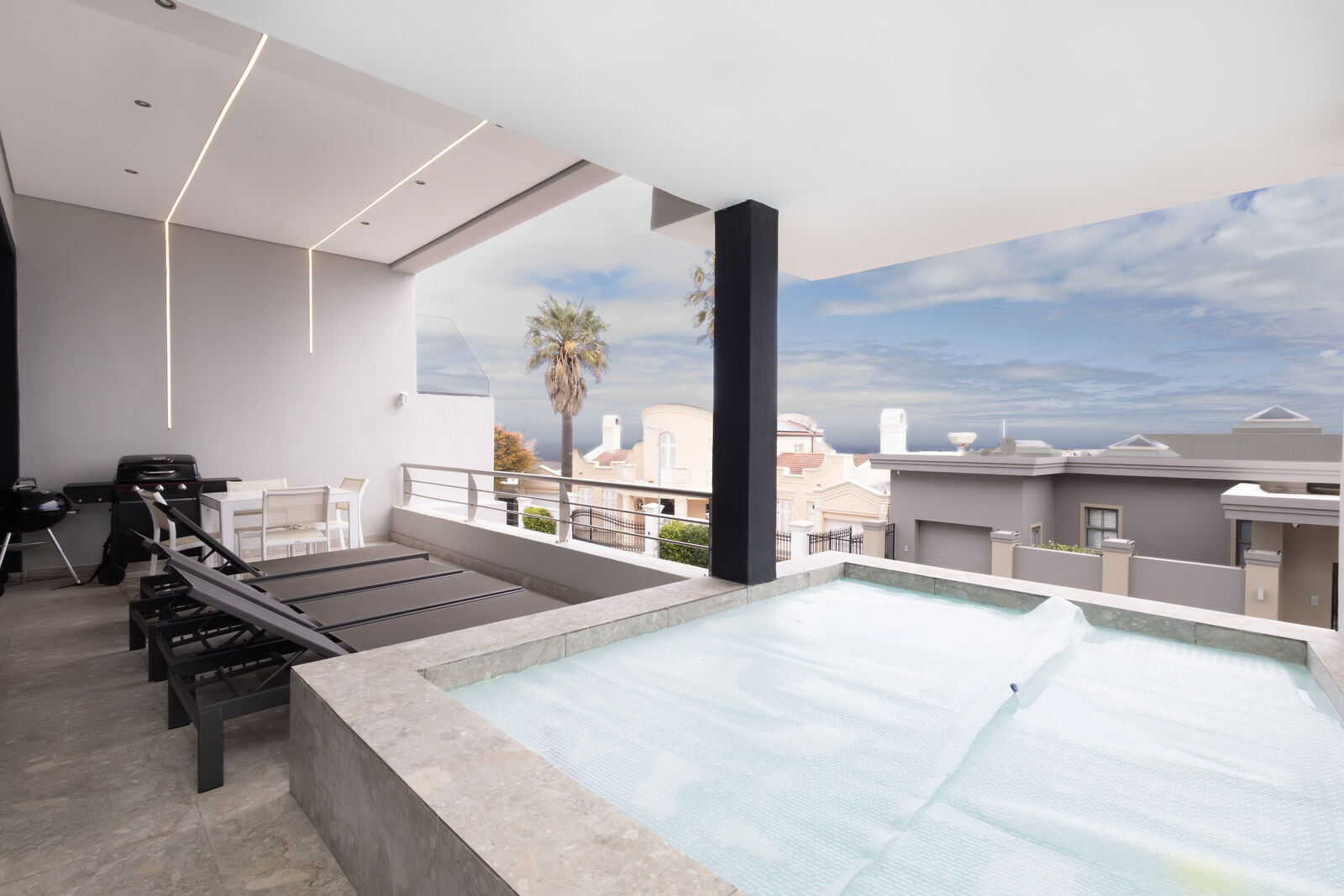 2 Bedroom Apartment To Let in Camps Bay