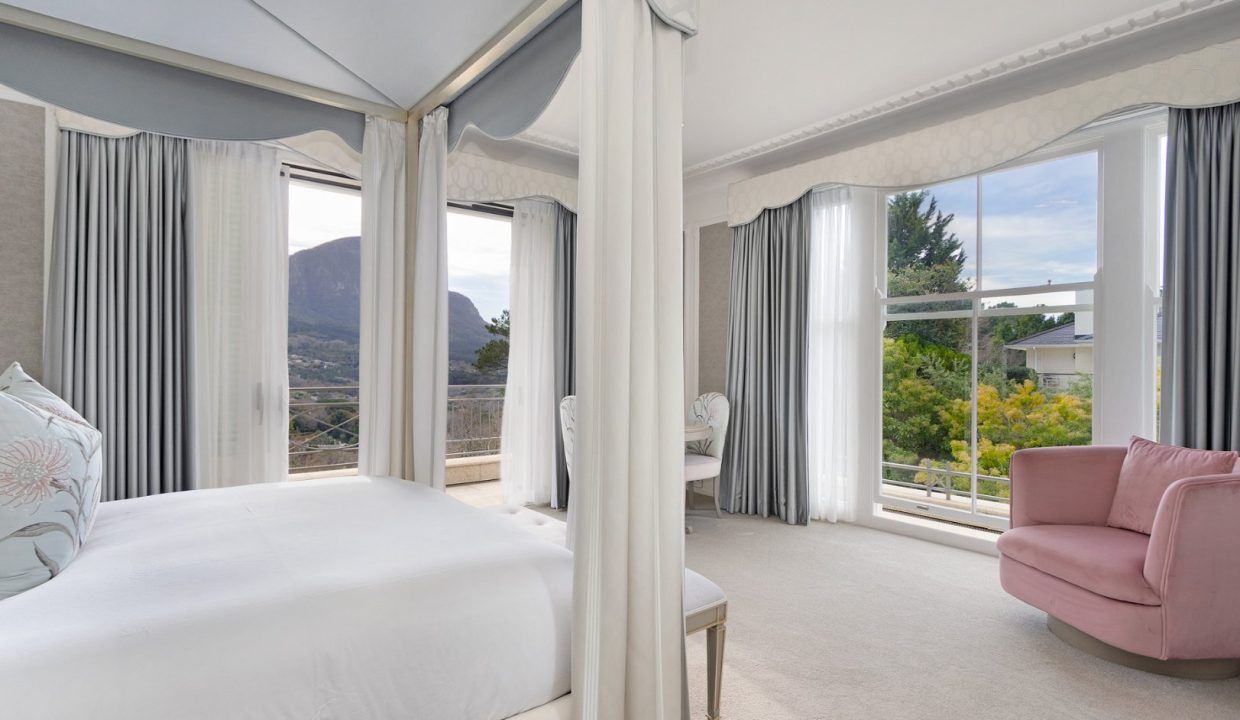 4 Bedroom Self-Catering House in Bishopscourt — 3